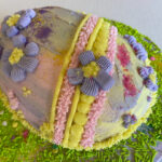 Photo a a three dimensional decorated Easter egg cake